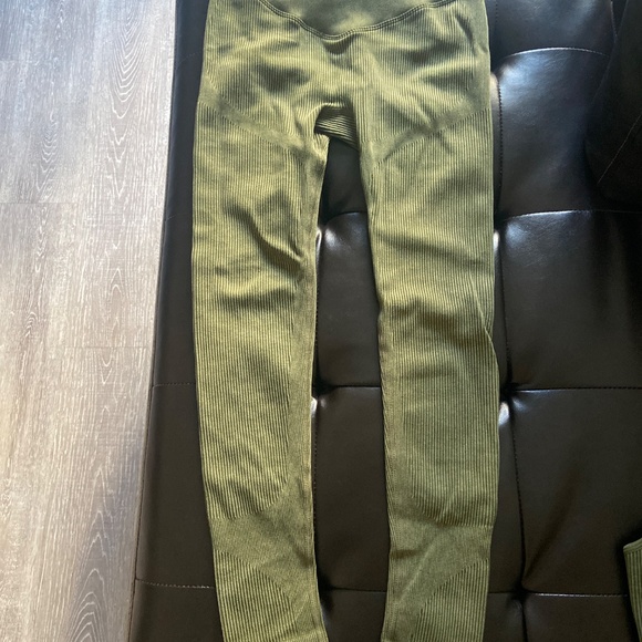 Army Green scrunchie butt workout set - Picture 3 of 6